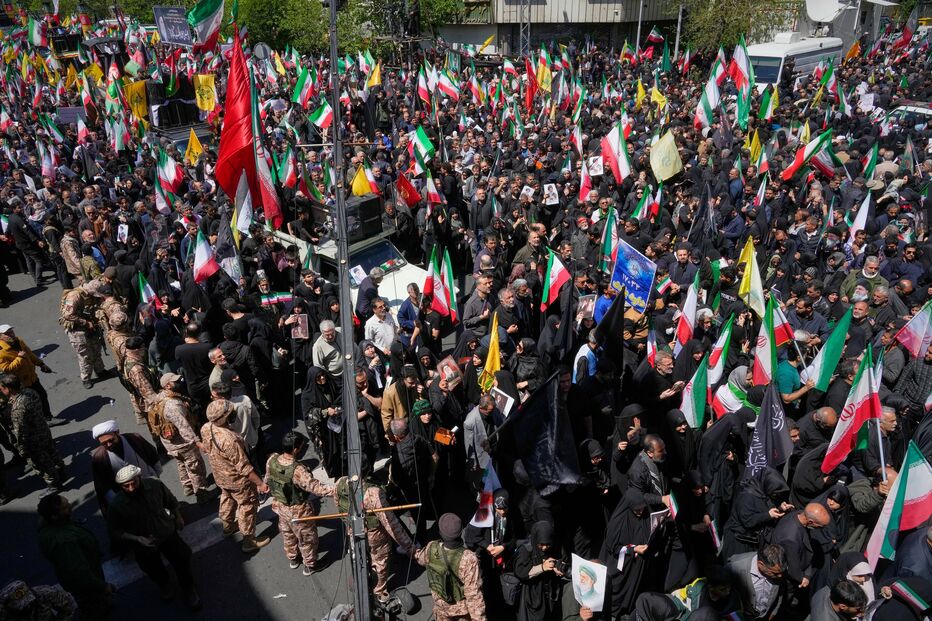 Iranianos saem à rua para assinalar 40.º dia de luto pela morte de Ali Khamenei