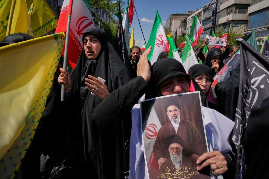 Iranianos saem à rua para assinalar 40.º dia de luto pela morte de Ali Khamenei