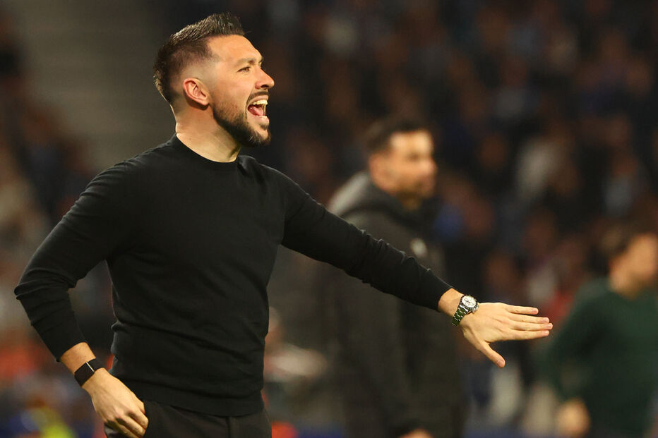 Francesco Farioli reage junto ao banco de suplentes do FC Porto