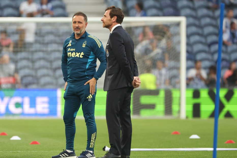 Treinadores do FC Porto e Nottingham Forest preparam jogo.
