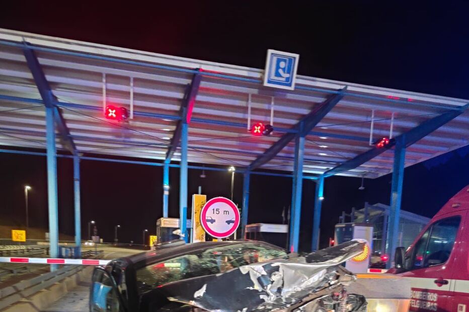 Despiste na A42 em Felgueiras fere gravemente condutor, com viatura destruída e vítima hospitalizada