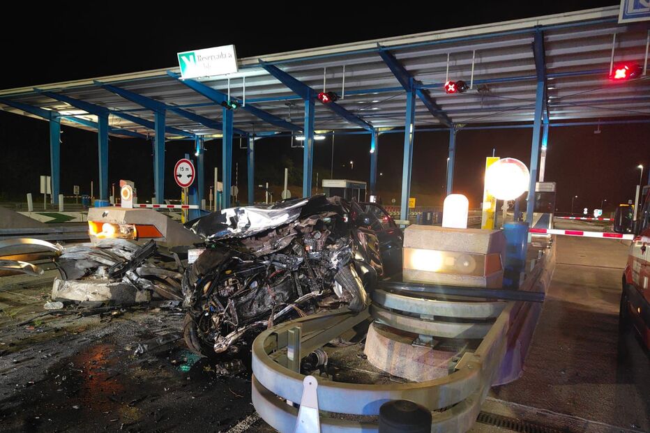 Despiste grave em Felgueiras: carro destruído após embater nas portagens da A42; vítima encaminhada ao hospital