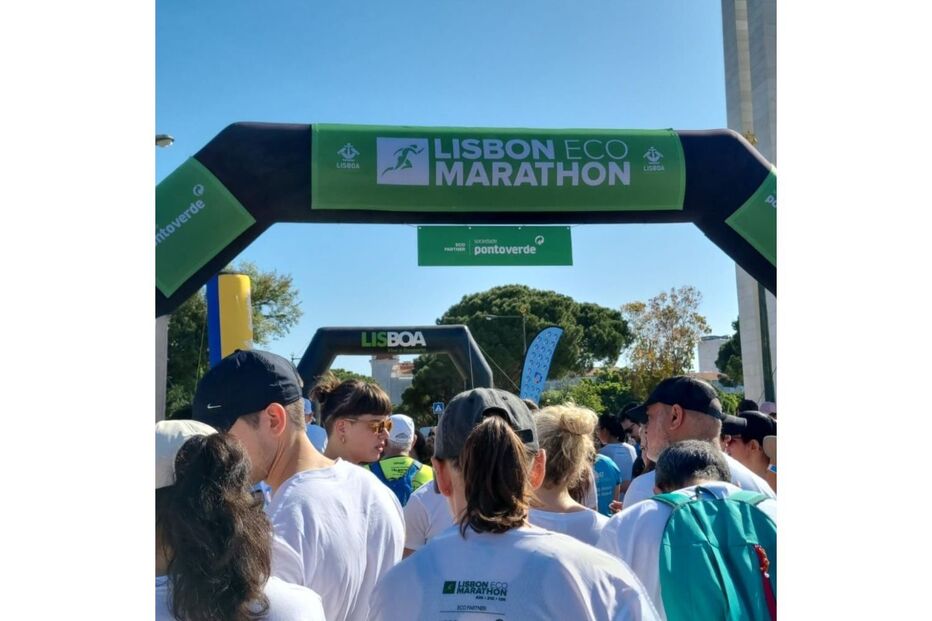 Maratona de Lisboa com participantes junto à linha de partida