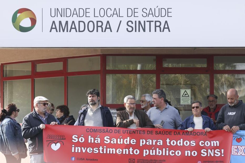 Três dezenas manifestam-se em defesa do SNS no Amadora-Sintra