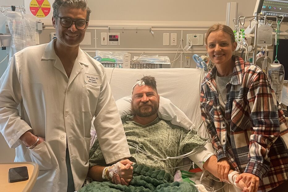 Paciente recebe apoio familiar e médico durante recuperação hospitalar