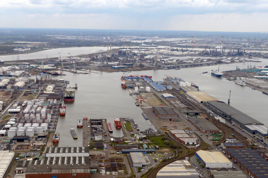 O Porto de Antuérpia reabre após derrame de petróleo e operação de limpeza