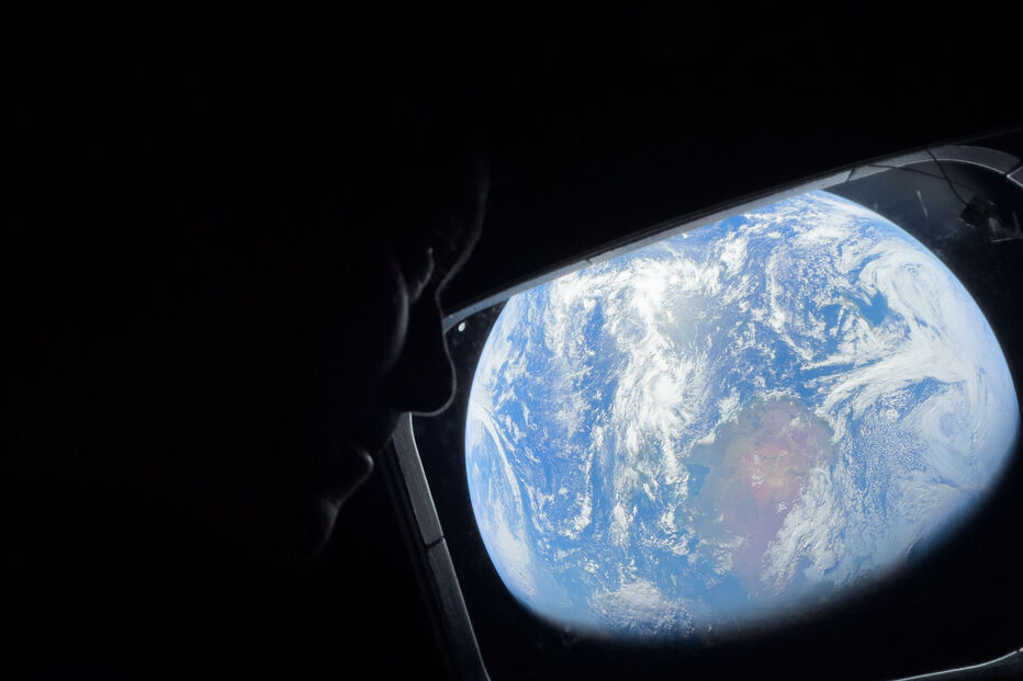 Comandante Reid Wiseman olha para a Terra