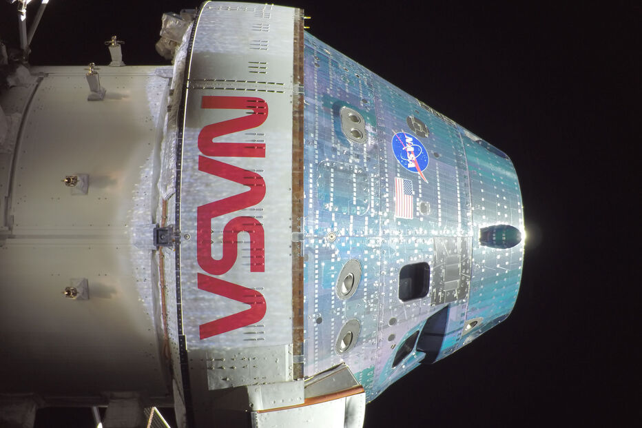 Exterior da espaçonave Orion Integrity durante a missão Artemis II