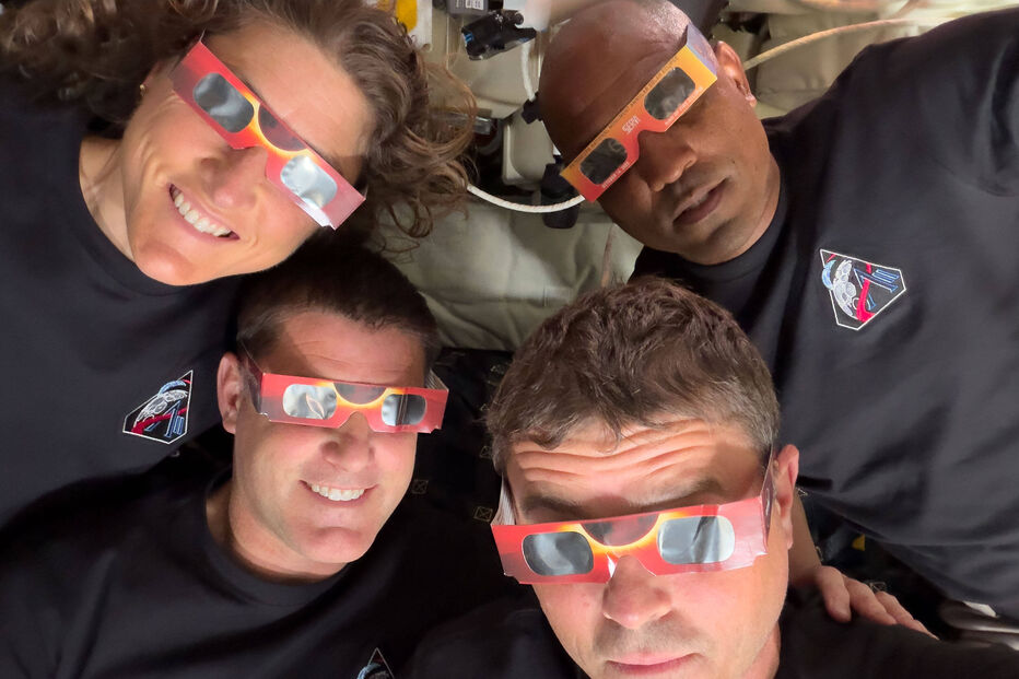 Tripulação posa com óculos utilizados para observar o eclipse 