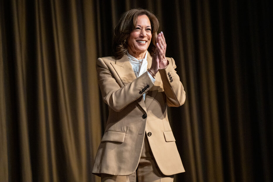 Kamala Harris sorri e aplaude durante evento