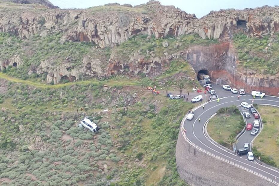 Acidente com autocarro nas Canárias causa um morto e 27 feridos.

