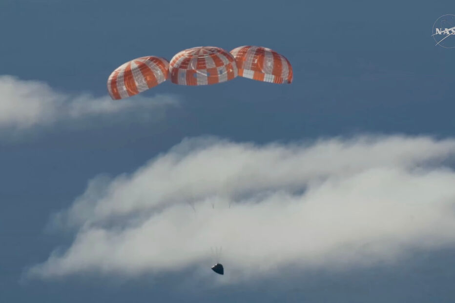 Para auxiliar a descida da cápsula 'Orion', foram acionados quase uma dúzia de paraquedas.