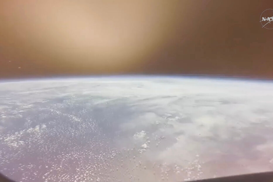 Terra é vista da cápsula Orion da missão Artemis II