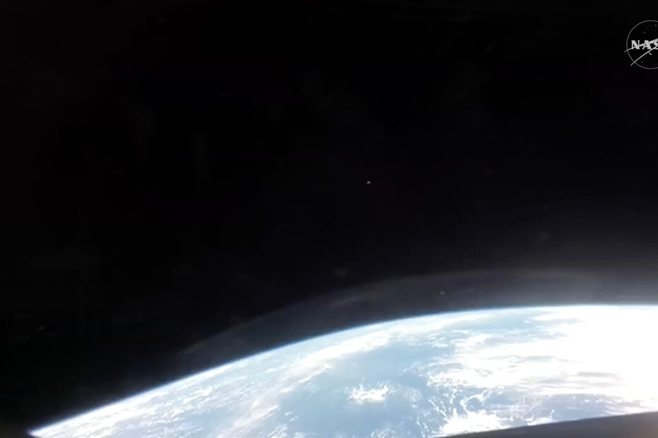 Terra é vista da cápsula Orion da missão Artemis II