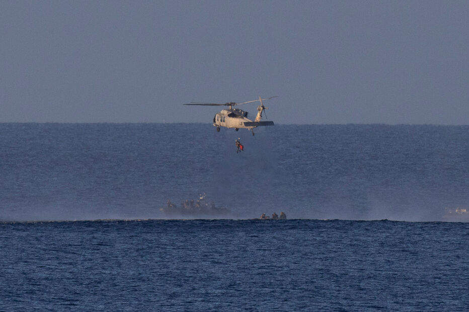 Resgate no mar durante a missão Artemis II da NASA