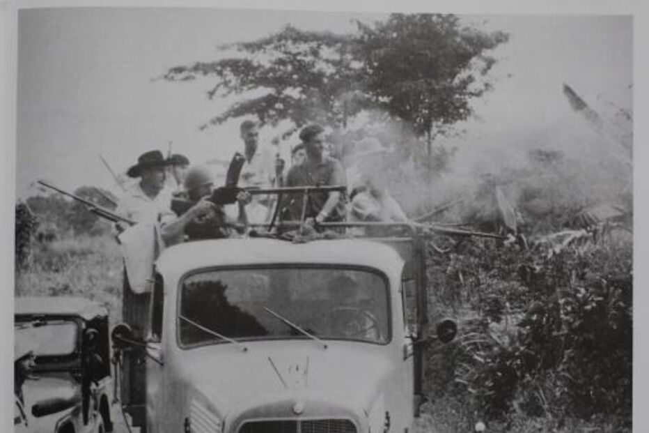 Civis colaboram com o Exército na perseguição aos terroristas.
