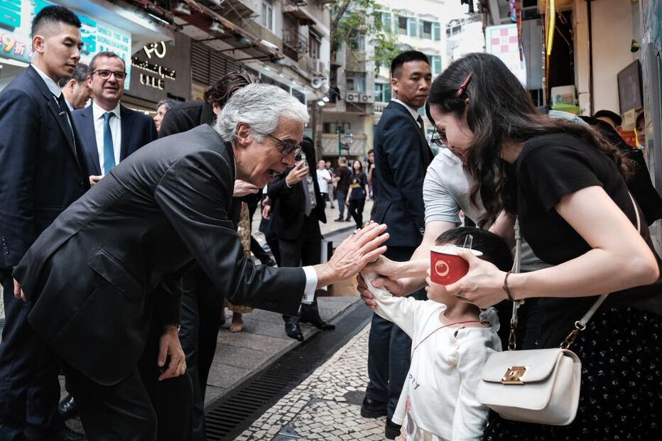 Aguiar-Branco em Macau com criança, após visita focada em relações futuras
