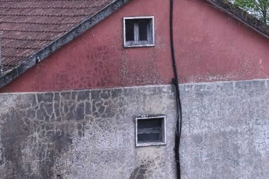 Carro despista-se no IC8, voa 80 metros e cai na cozinha de casa em Pombal. Condutor ficou ferido