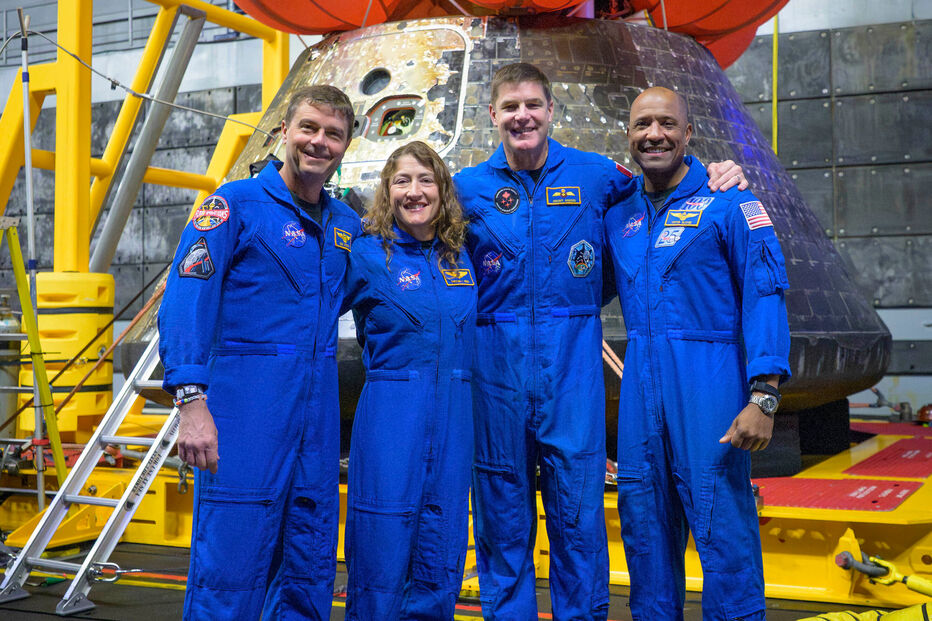 A primeira fotografia dos quatro astronautas da missão Artemis II juntos depois de regressarem à Terra
