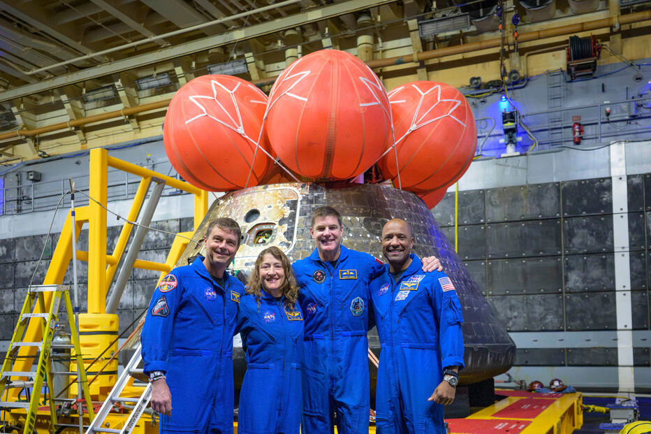A primeira fotografia dos quatro astronautas da missão Artemis II juntos depois de regressarem à Terra