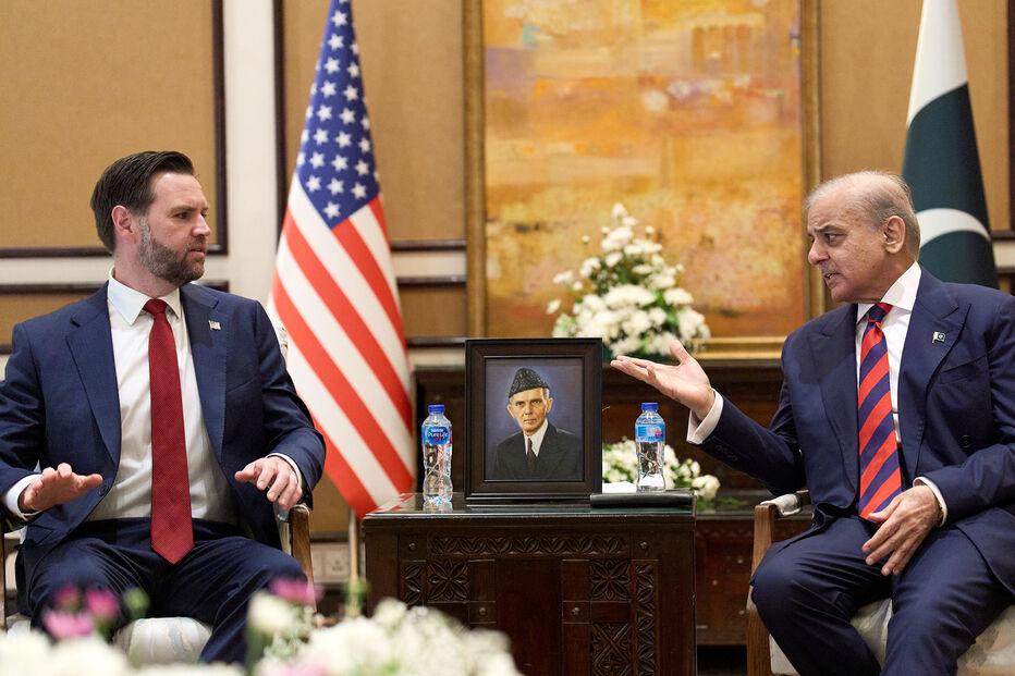 JD Vance e Shehbaz Sharif 