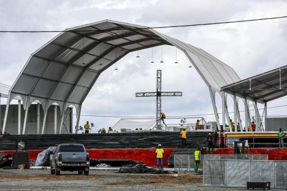 Construção de palco com cruz para visita do Papa Leão XIV a Angola, com foco em paz e combate à pobreza