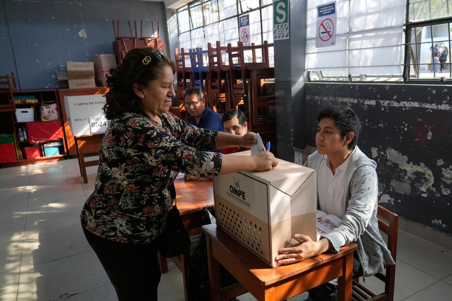 Eleições no Peru: voto em urna com supervisão da ONPE