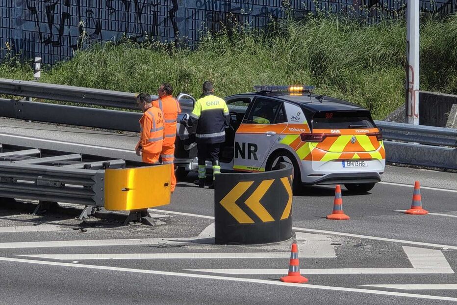 Trânsito condicionado na via com equipas da GNR e da Brisa no local