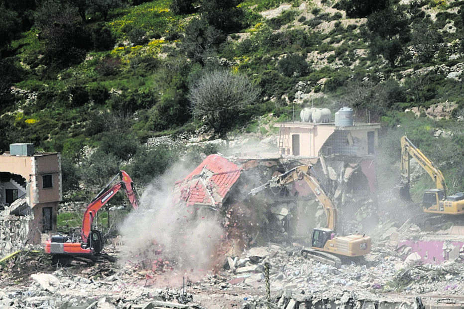 Demolição de casas no Sul do Líbano por máquinas israelitas