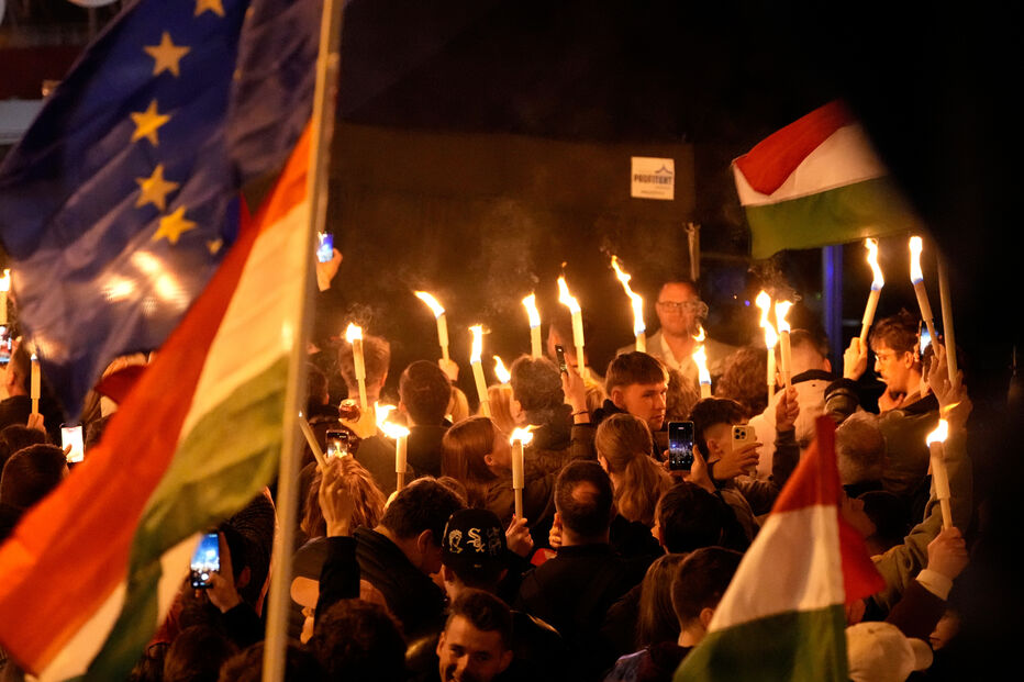 Centenas festejam nas ruas após vitória de Peter Magyar