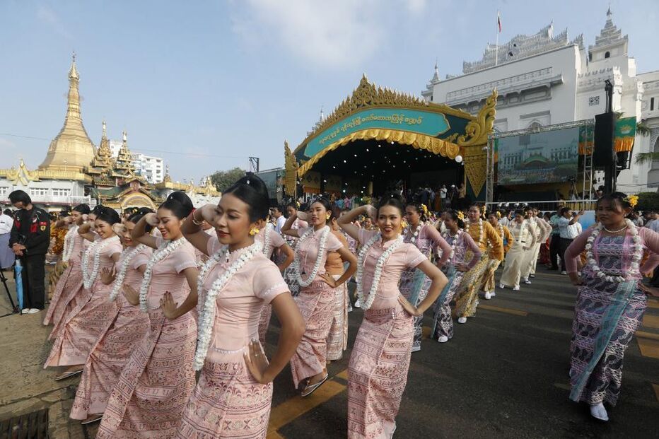 Grupo de mulheres atua numa parada festiva em Myanmar
