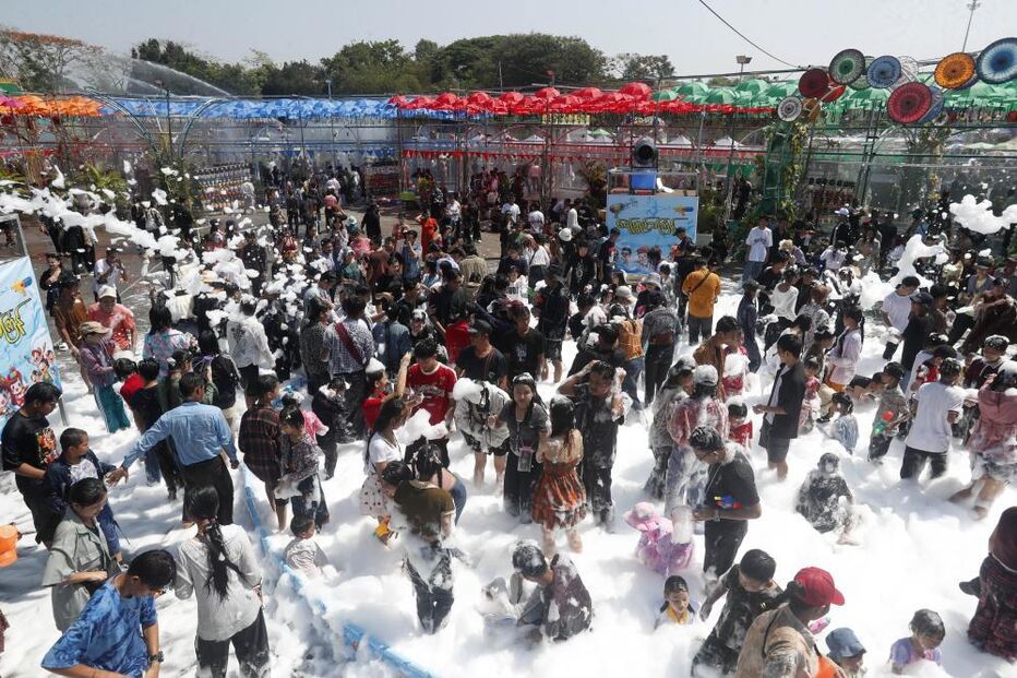 Celebração festiva com espuma atrai multidões