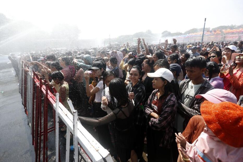 Multidão junta-se para celebrar um festival com água