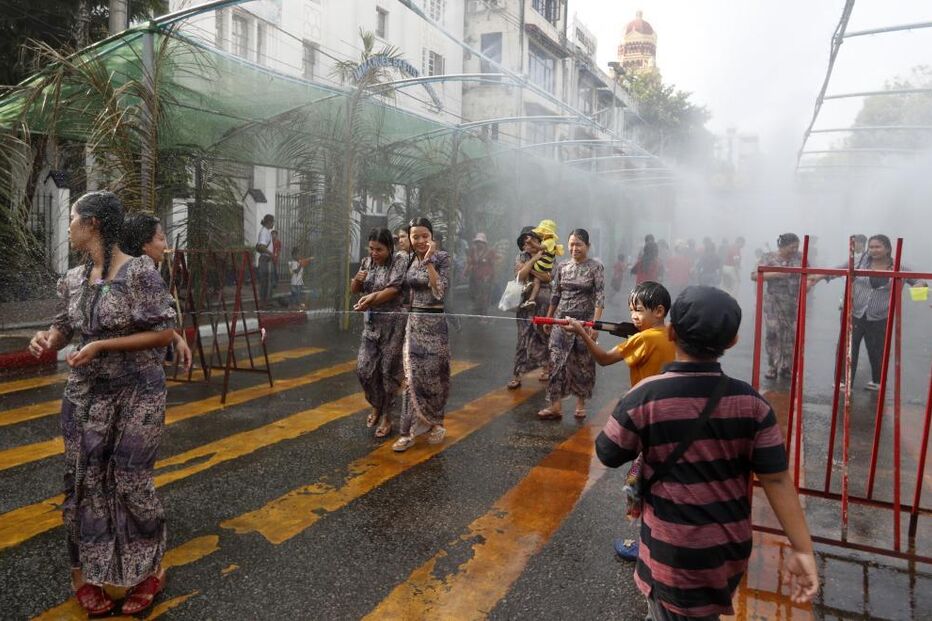 Celebrações com água marcam dia festivo em Myanmar