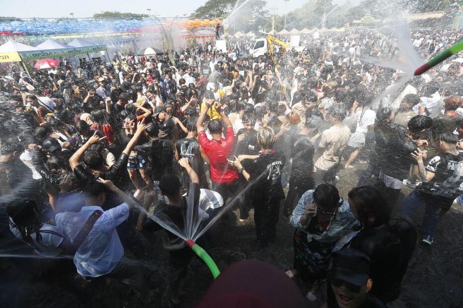 Multidão celebra o festival da água, com mangueiras e baldes