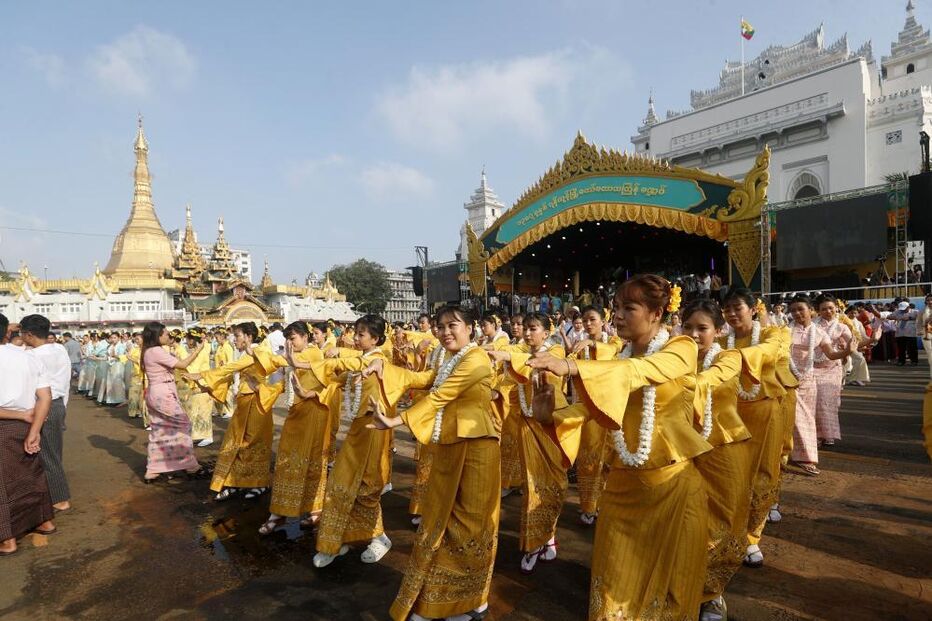 Grupo de mulheres atua num festival em frente à Pagode de Shwedagon, em Myanmar