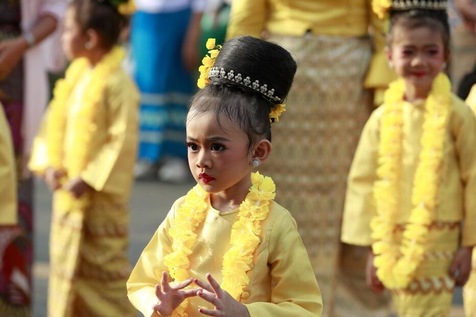 Menina vestida para cerimónia religiosa em Myanmar