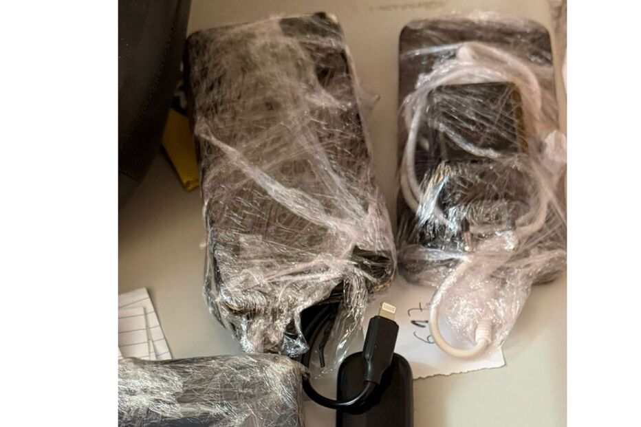 Produtos tecnológicos embalados junto a documentos com anotações