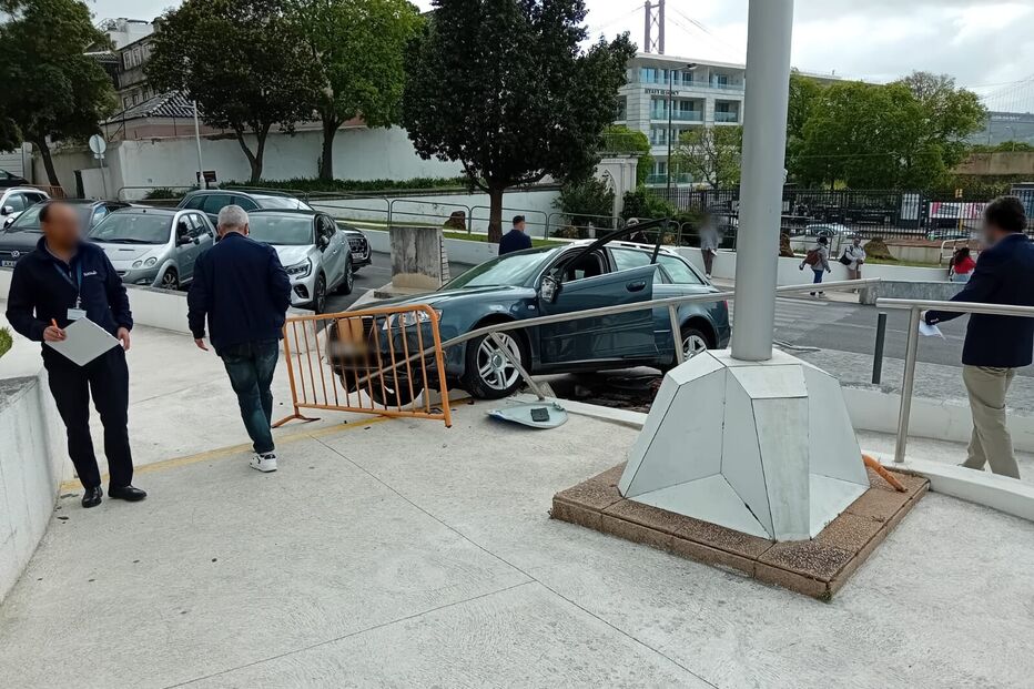 Carro despista-se, sobe passeio e embate contra barreiras junto ao Hospital Egas Moniz em Lisboa