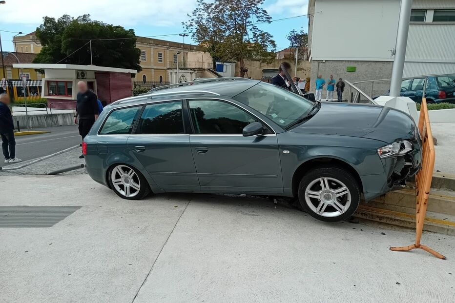 Carro despista-se, sobe passeio e embate contra barreiras junto ao Hospital Egas Moniz em Lisboa