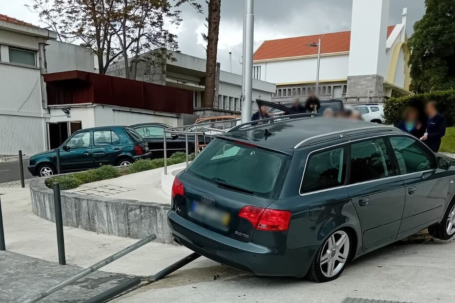 Carro despista-se, sobe passeio e embate contra barreiras junto ao Hospital Egas Moniz em Lisboa