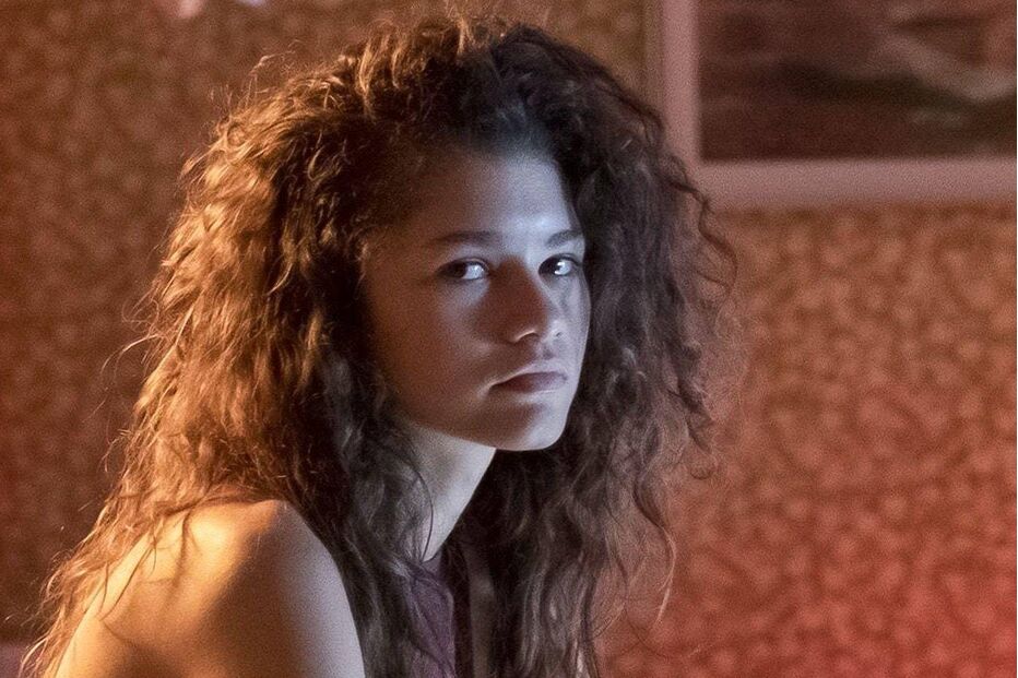 Zendaya usa computador na cama, num contexto de alegado desentendimento com Sydney Sweeney