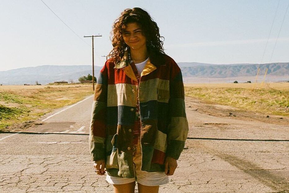 Zendaya surge numa encruzilhada desértica, promovendo possivelmente um novo projeto