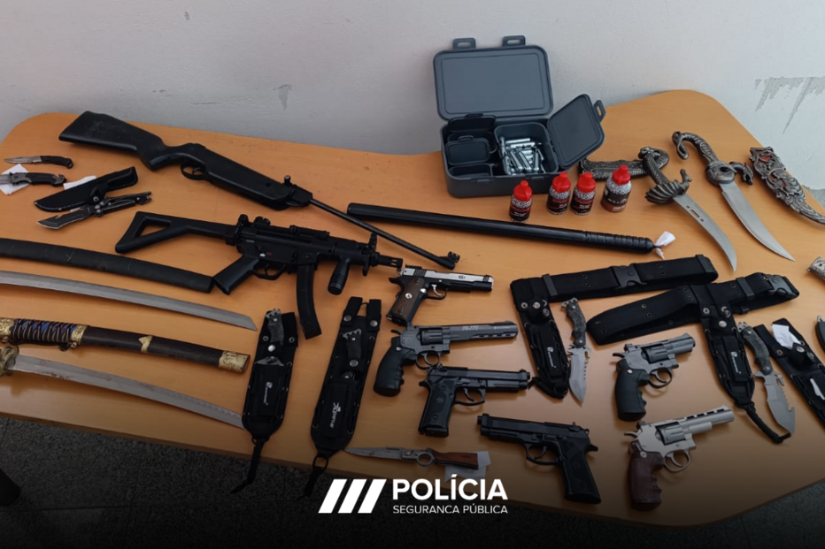 Apreensão de armas de fogo, espadas e facas pela Polícia de Segurança Pública