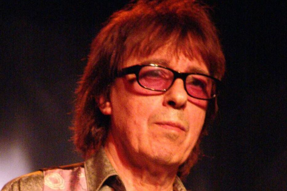 Bill Wyman, músico dos Rolling Stones, atua com o seu baixo