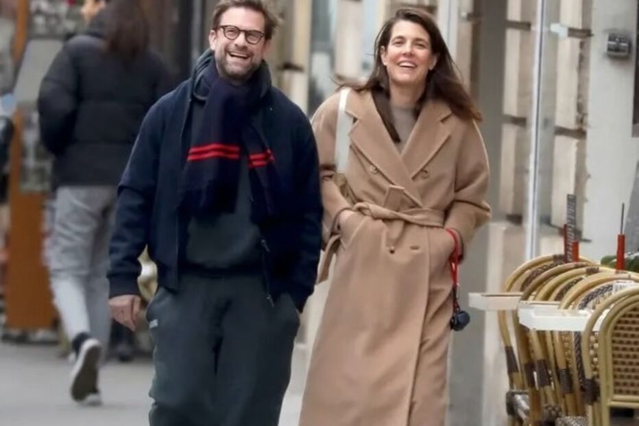 Passeio de Bradley Cooper e Charlotte Casiraghi com um cão em Paris