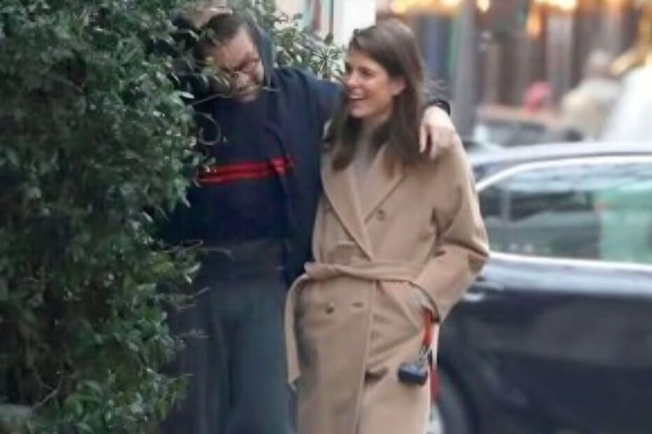 Charlotte Casiraghi surge em clima romântico