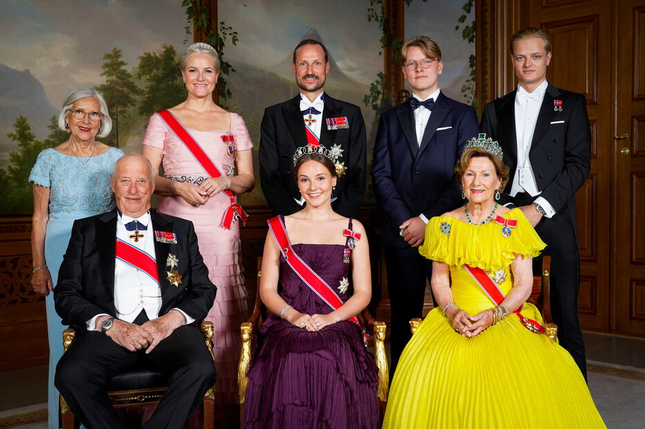 Família real norueguesa junta-se para fotografia oficial
