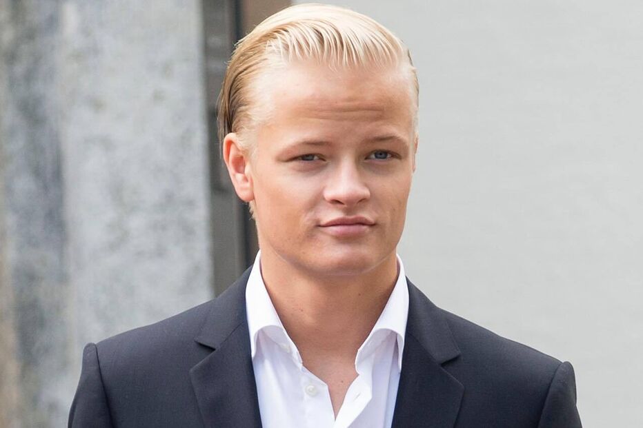 Jovem com bandeira da Noruega num evento