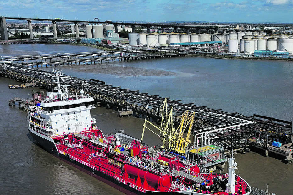 Petroleiros aguardam luz verde para circular no estreito de Ormuz